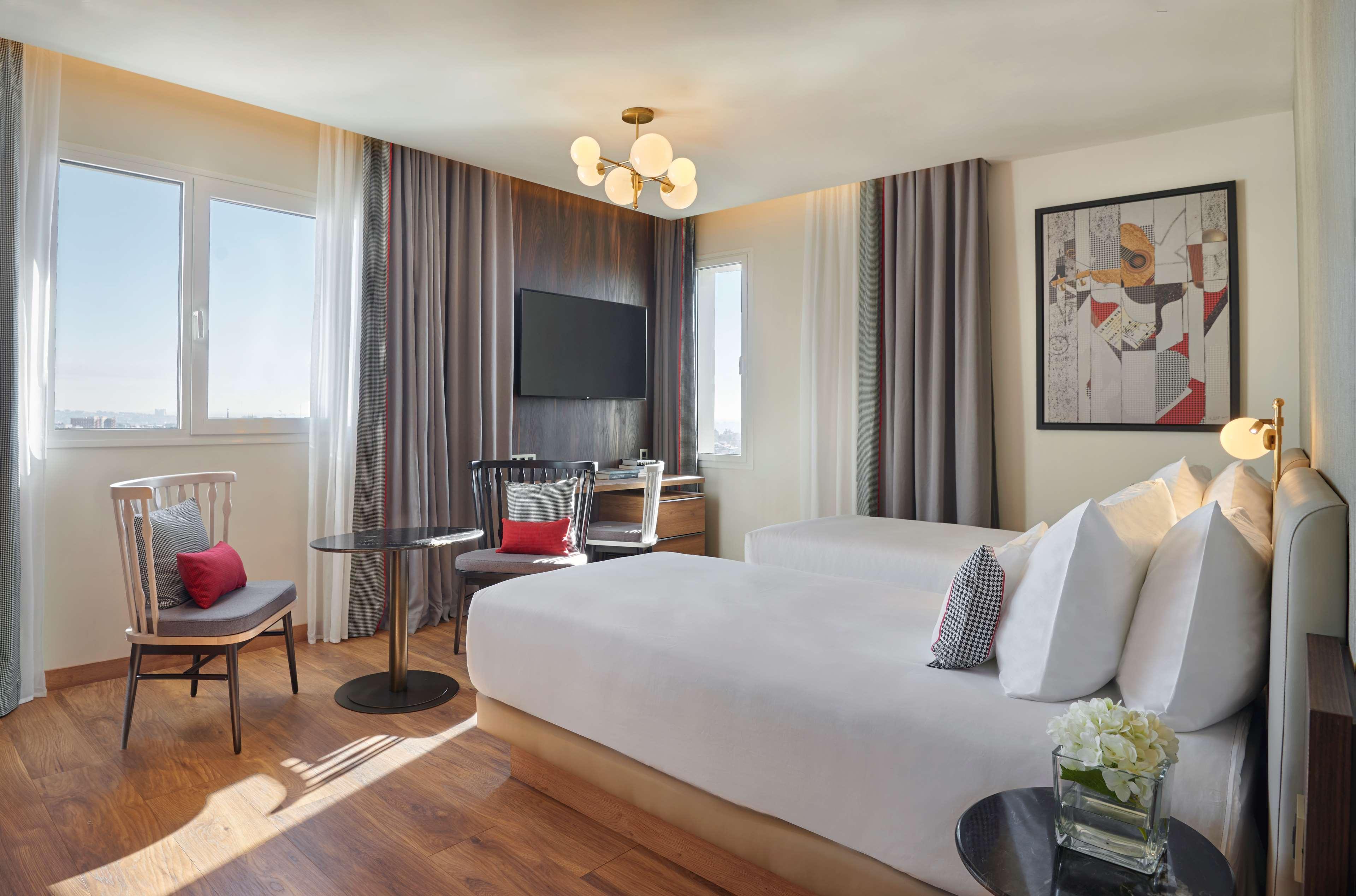 Hyatt Centric Gran Via Madrid Hotell Eksteriør bilde A bedroom at the hotel