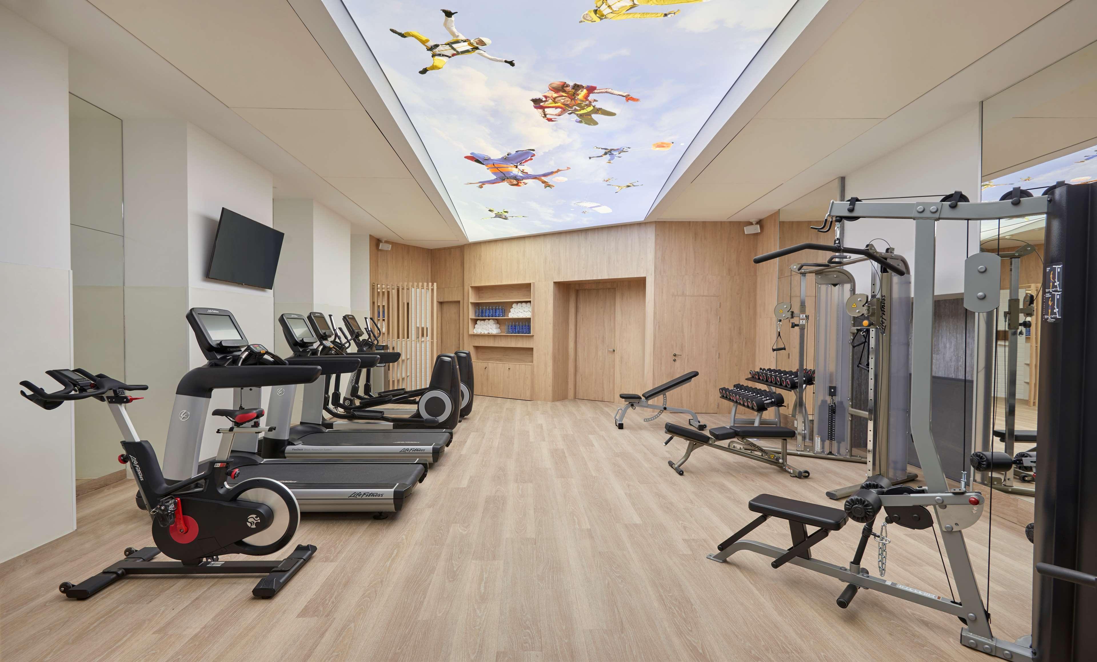 Hyatt Centric Gran Via Madrid Hotell Eksteriør bilde The gym at the hotel