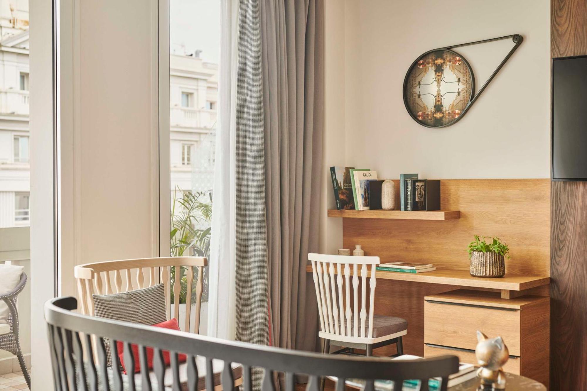 Hyatt Centric Gran Via Madrid Hotell Eksteriør bilde A wall clock