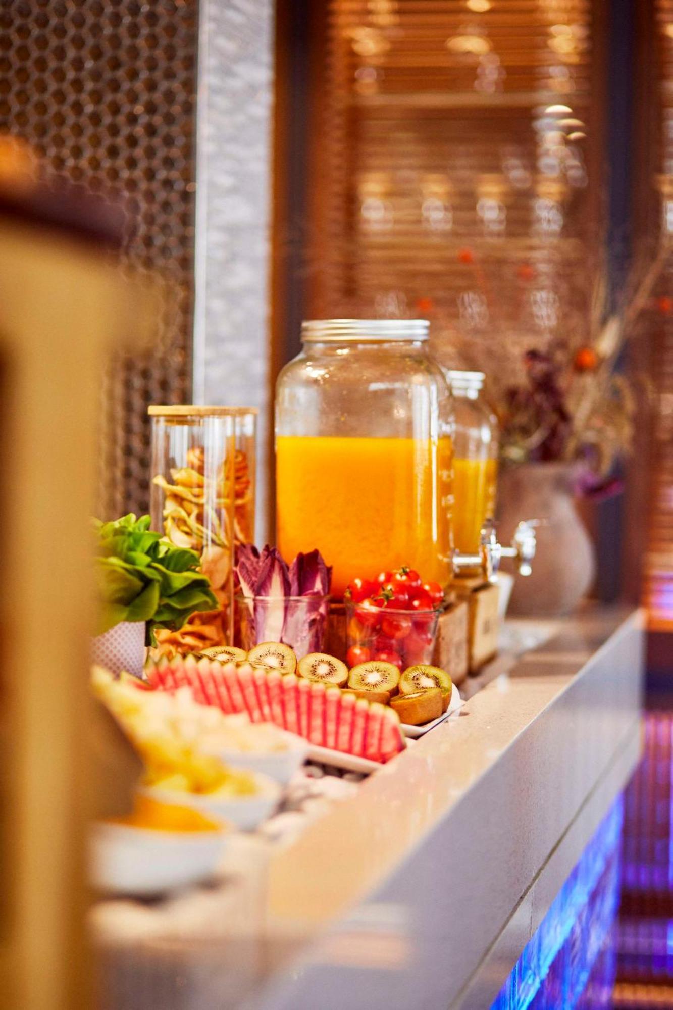 Hyatt Centric Gran Via Madrid Hotell Eksteriør bilde A selection of food at the buffet